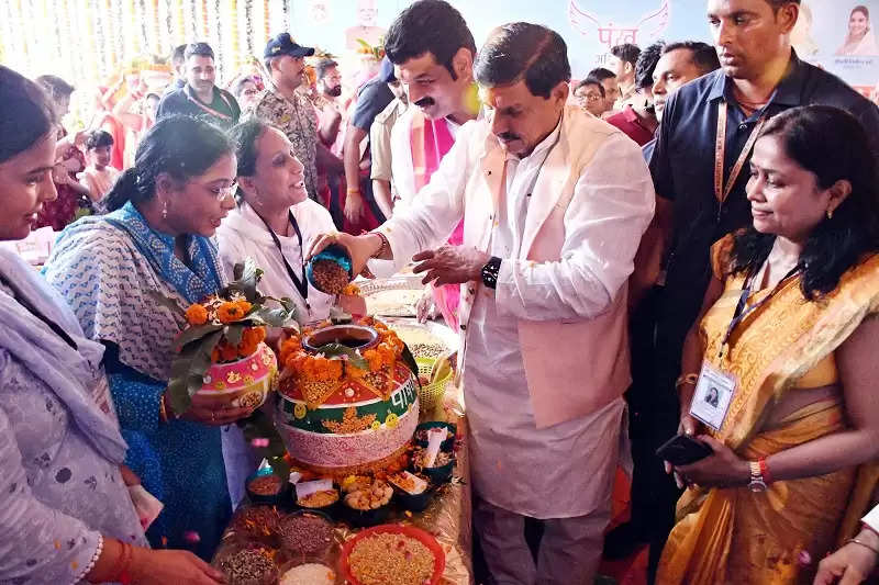 मप्रः मुख्यमंत्री ने राष्ट्रीय पोषण माह अंतर्गत श्रीअन्न एवं फल किये दान