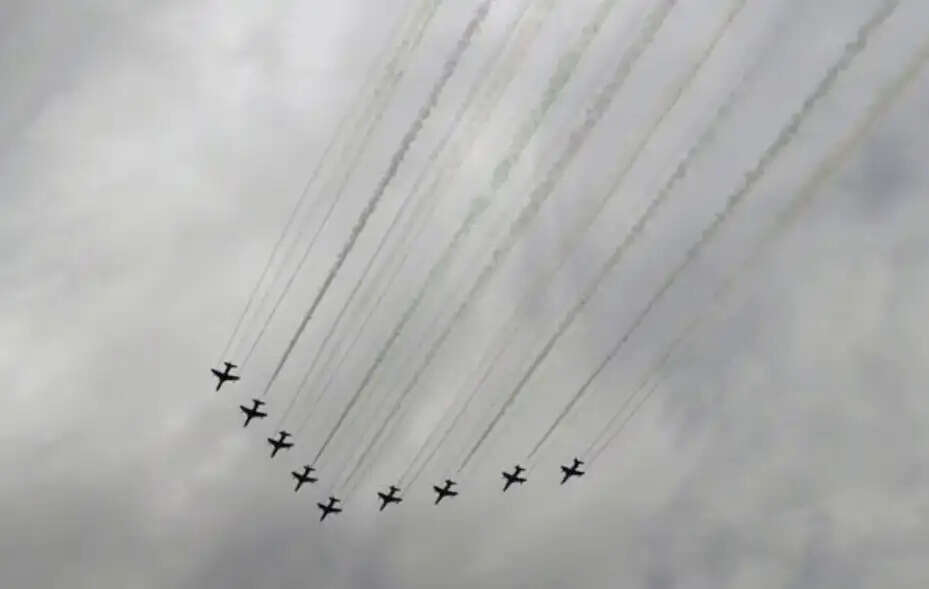 चंडीगढ़ एयर शाे में वायुसेना के विमानाें के करतबाें ने किया राेमांचित