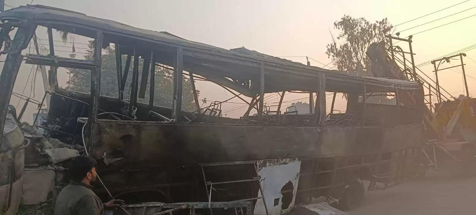 बलरामपुर में भीषण सड़क हादसा, आग का गोला बनी बस 2 की मौत, 24 घायल