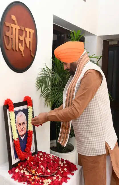 हरियाणा&nbsp;के&nbsp;मुख्यमंत्री&nbsp;ने&nbsp;पूर्व&nbsp;प्रधानमंत्री&nbsp;वाजपेयी&nbsp;काे&nbsp;भेंट&nbsp;की&nbsp;श्रद्धांजलि