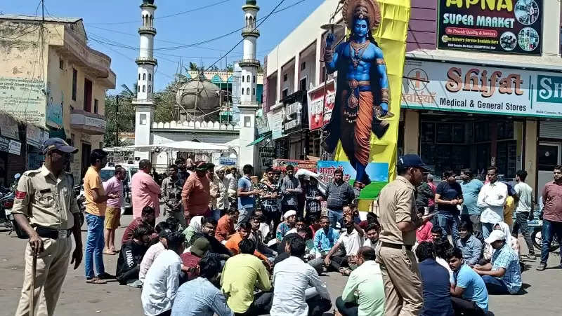 धारः धार्मिक बैनर जलाने का प्रयास, विरोध में हिंदू संगठनों ने किया प्रदर्शन