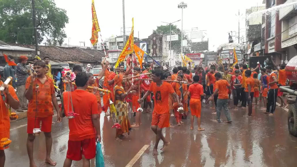 सावन के दूसरे सोमवार को कृत्रिम बारिश में जमकर झूमे कांवड़िए