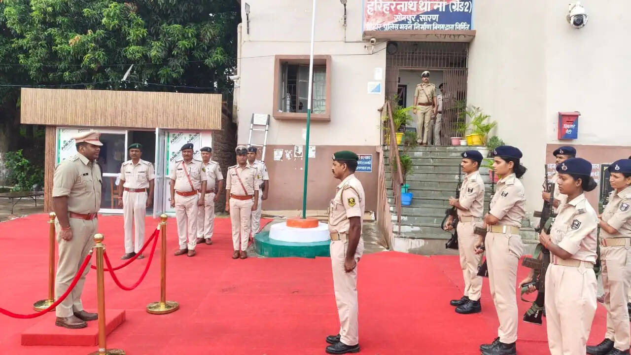 सारण एसएसपी ने किया हरिहरनाथ थाने का औचक निरीक्षण