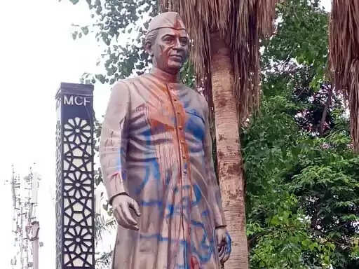 फरीदाबाद में जवाहरलाल नेहरू की प्रतिमा पर फेंका पेंट