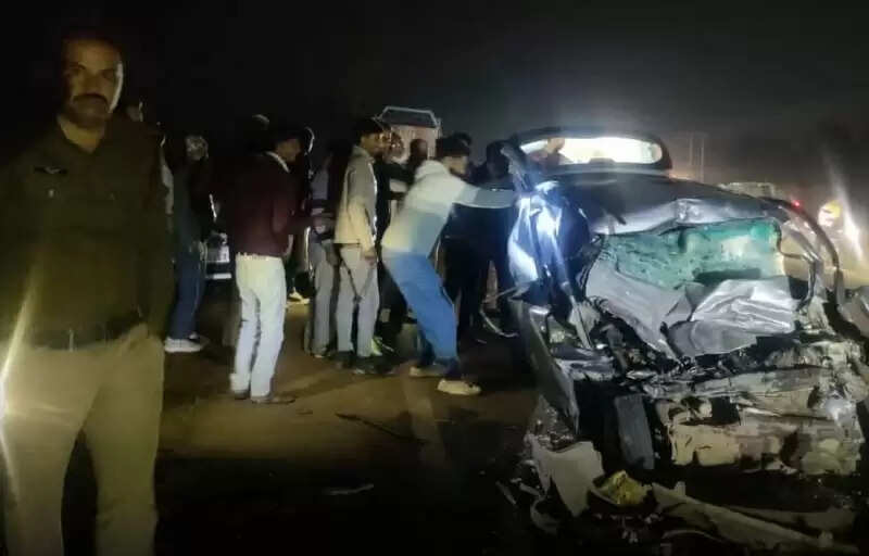 मप्र के छतरपुर में ट्रक और कार की जोरदार भिड़ंत, एक ही परिवार के 5 लोगों की मौत, दो घायल