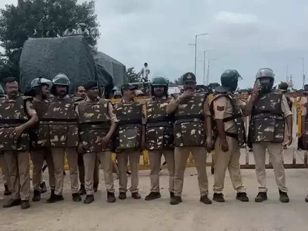 मप्र:&nbsp;मूंग की शत-प्रतिशत खरीदी की मांग पर किसानों का भोपाल कूच, होशंगाबाद रोड पर पुलिस से आमना-सामना