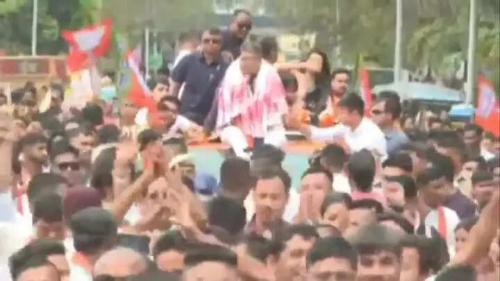 गुवाहाटी में जनसैलाब के बीच मुख्यमंत्री ने दाखिल किया नामांकन पत्र