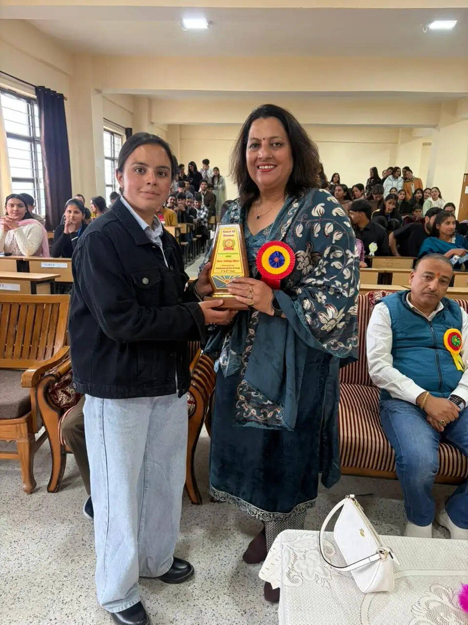 राजकीय महाविद्यालय निहारी में फेयरवेल पार्टी आयोजित