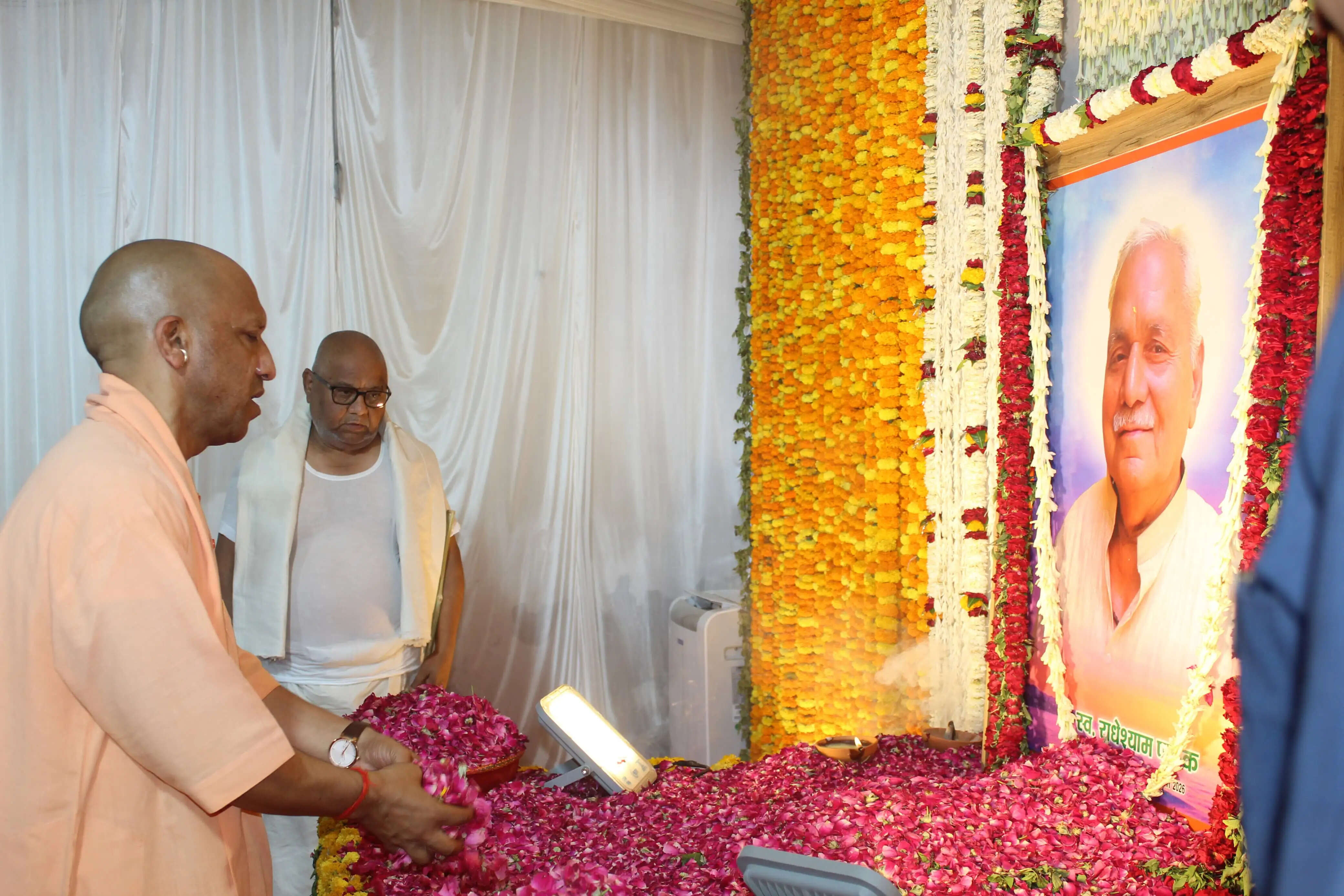 मुख्यमंत्री योगी ने विजय पाठक के आवास पर पहुंच कर पिता के निधन पर जताया शोक, बोले— दुख की घड़ी में सरकार परिवार के साथ खड़ी