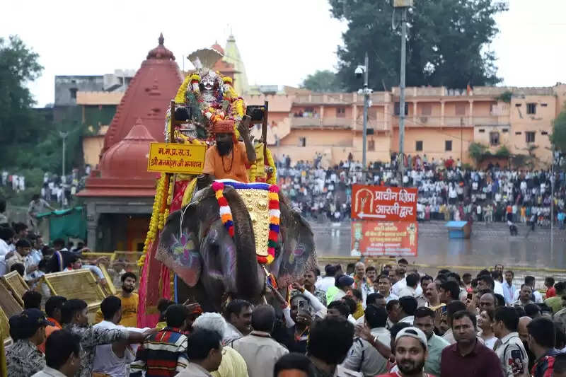 सोमवती अमावस्या पर राजसी ठाठ-बाट से निकली भगवान महाकाल की शाही सवारी