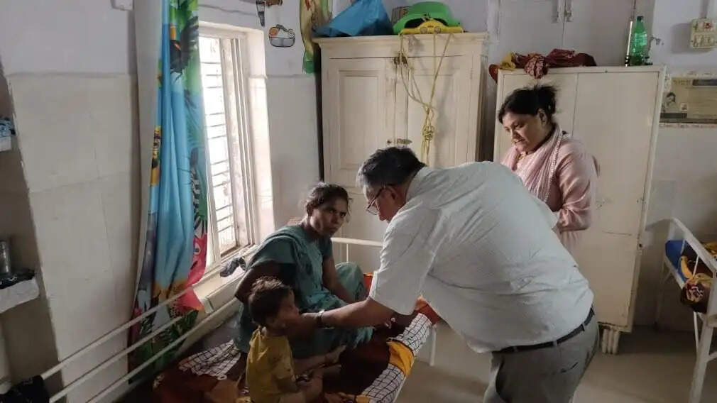 शामगढ़ एनआरसी में अव्यवस्थाएं उजागर, बच्चों के लिए कूलर-पंखों की कमी पर डीपीओ नाराज