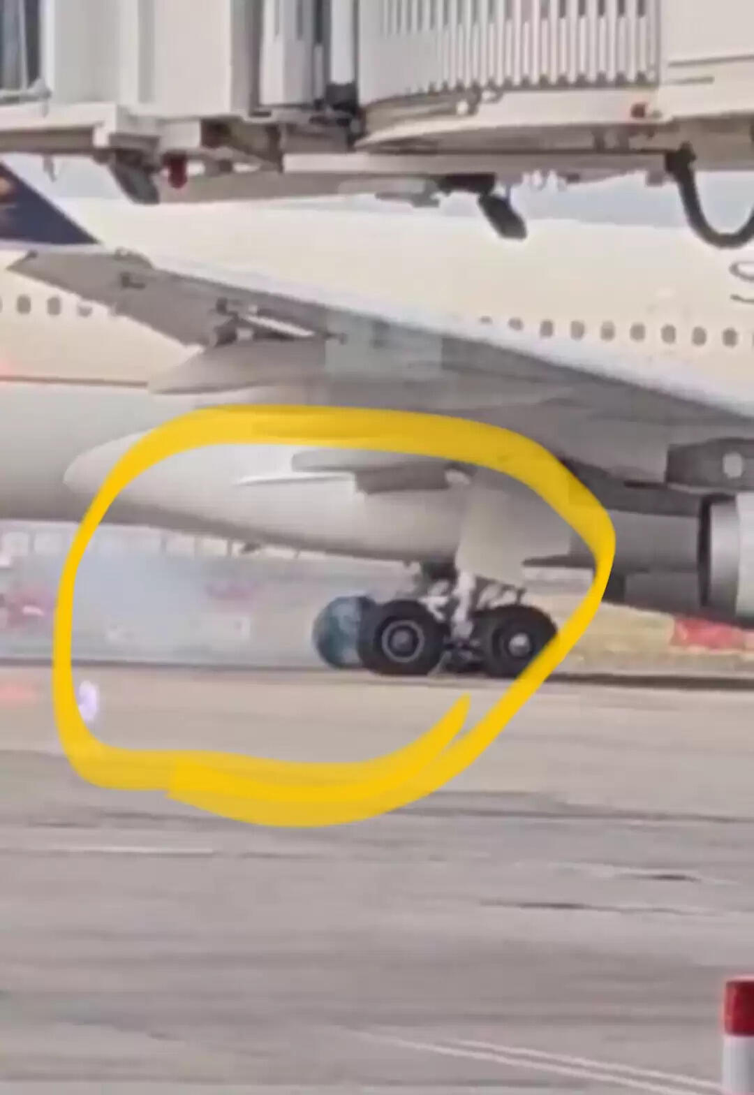 अमौसी एयरपोर्ट पर लैंडिंग के दाैरान हज यात्रियों के विमान के पहिए से निकला धुआं