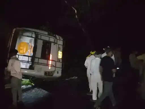 नर्मदापुरम:&nbsp;पिपरिया में बस-कार की भीषण टक्कर, 30 घायल, विधायक समेत अधिकारी अस्पताल पहुंचे