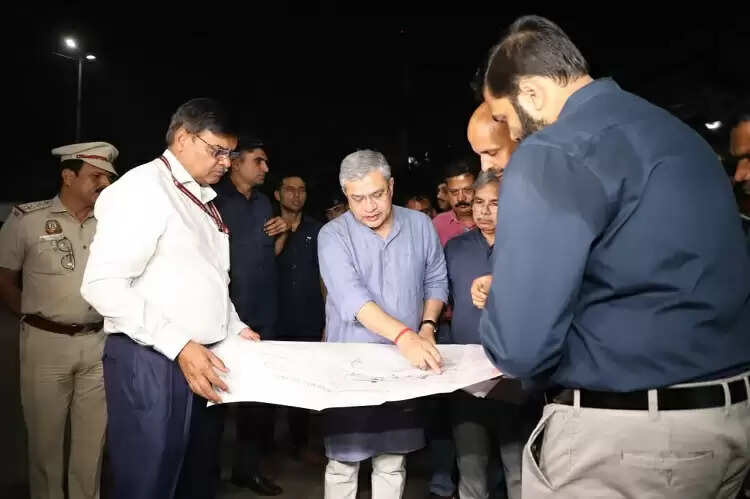 त्योहारी सीजन में भीड़ प्रबंधन का जायजा लेने आनंद विहार स्टेशन पहुंचे अश्विनी वैष्णव, यात्रियों से ली प्रतिक्रिया