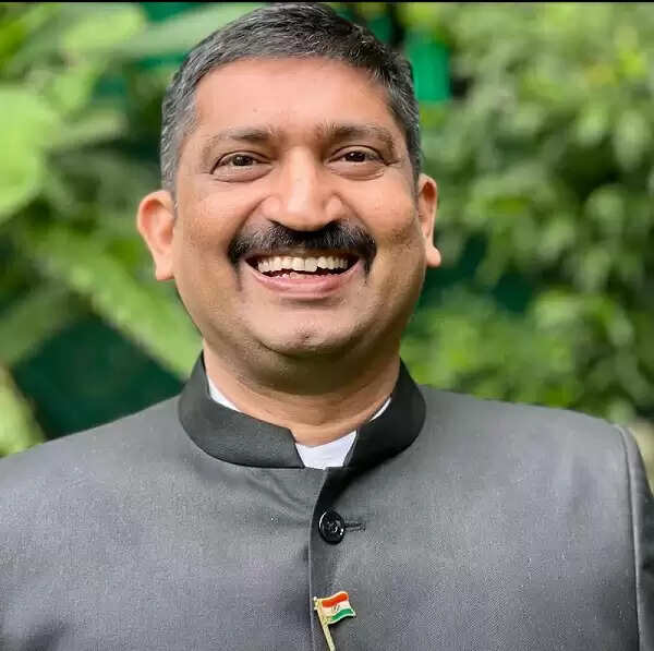 जल जीवन मिशन और जल गंगा संवर्धन के कार्यों को मिशन मोड में करें : प्रमुख सचिव नरहरि