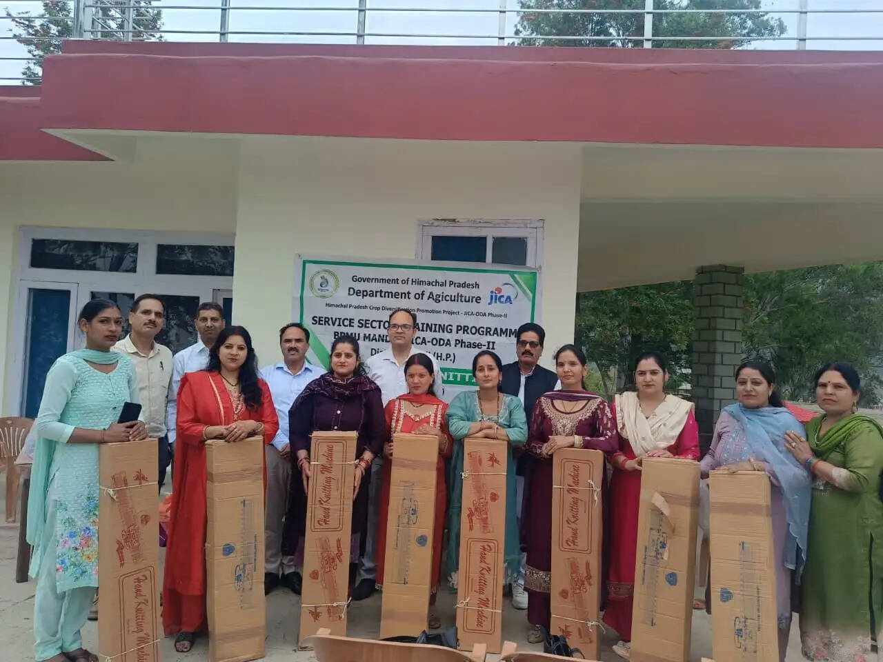 निटिंग प्रशिक्षण के बाद प्रशिक्षुओं को मिली मशीनें