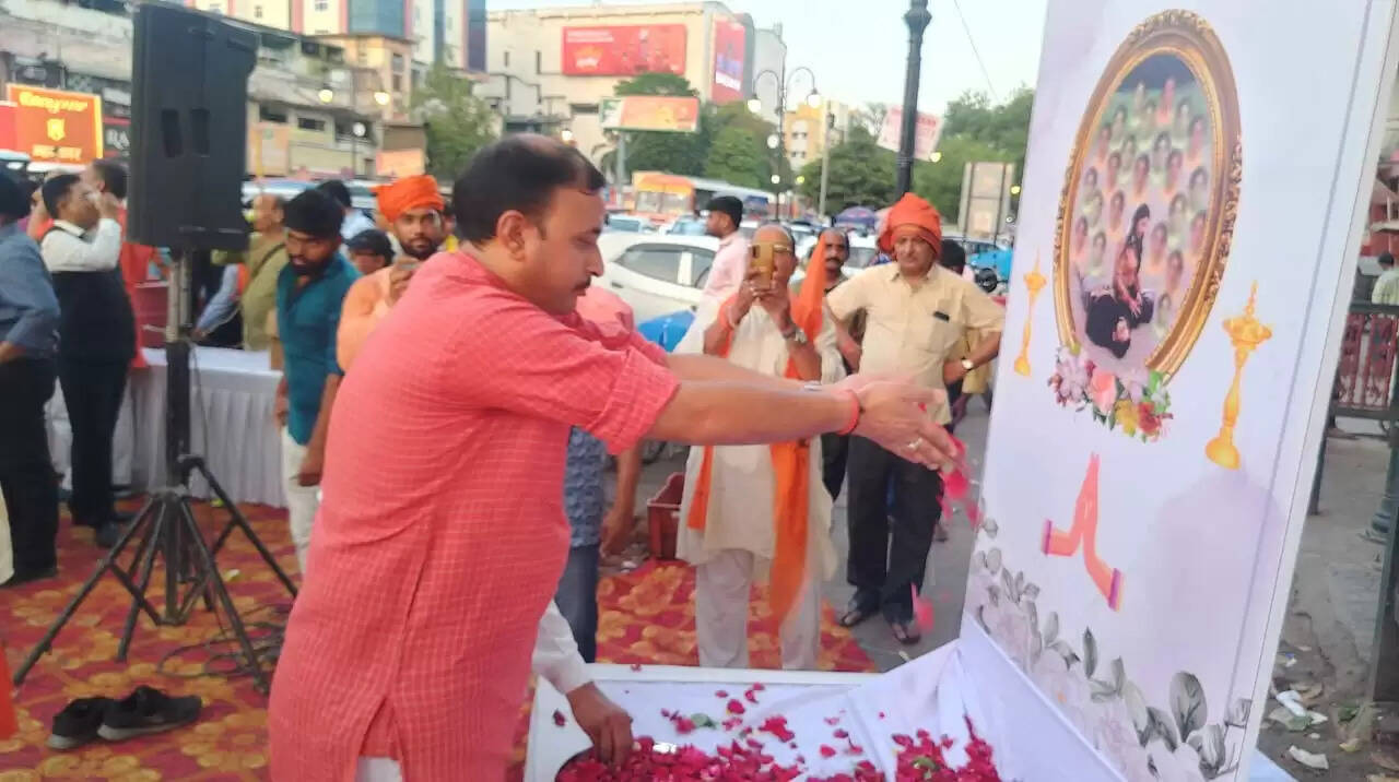 पाकिस्तान एवं इस्लामिक आतंकवाद के खिलाफ प्रयागराज की सड़कों पर दिखा आक्रोश, फूंका पुतला