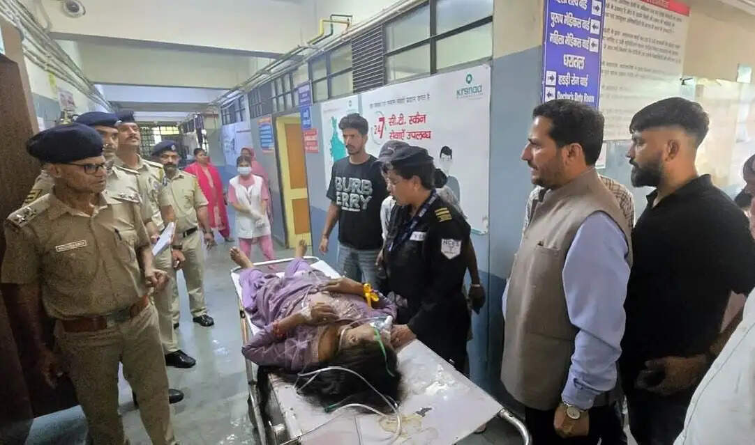 मंडी के भवाना में निजी बस बेकाबू होकर पलटी, 15 घायल