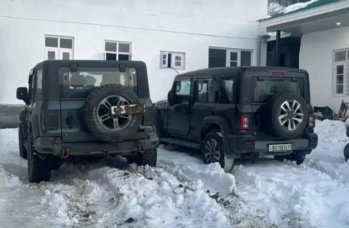 गुलमर्ग में खतरनाक बर्फ में गाड़ी चलाने पर सोशल मीडिया इन्फ्लुएंसर समेत दो लोगों पर केस दर्ज