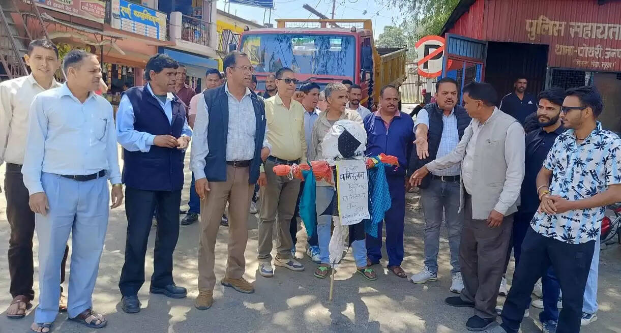 व्यापार संघ ने पाकिस्तान का फूंका पुतला