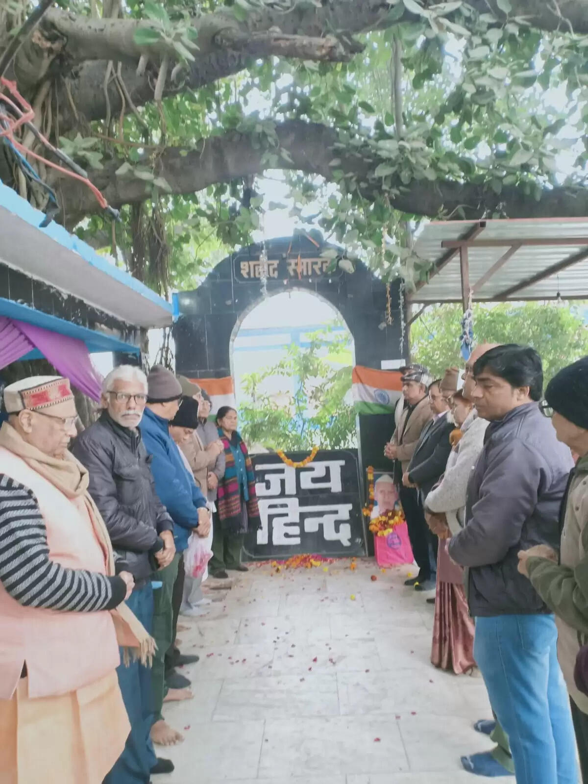 सुनहरा वट वृक्ष के नीचे हो रहे अतिक्रमण पर स्वतंत्रता सेनानी परिजनों ने जताई चिंता