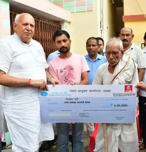 आकाशीय बिजली से मृत भाजपा बूथ अध्यक्ष के परिजनों को मिली चार लाख रुपये की सहायता