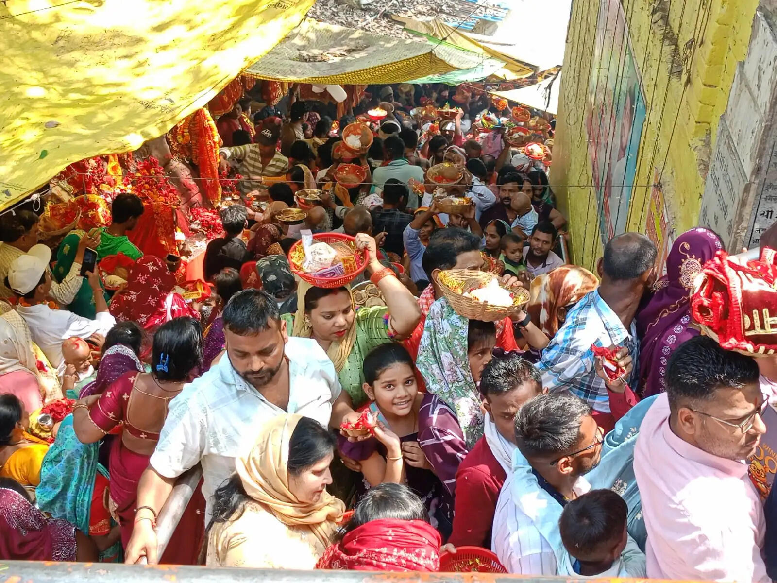 बड़ी शीतला धाम में षष्ठी पूजन के लिए उमड़ा आस्था का सैलाब, डेढ़ लाख भक्तों ने टेका मत्था