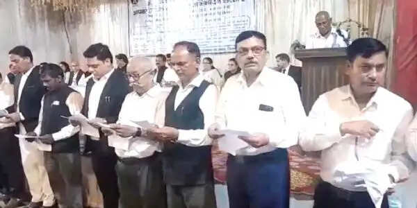 लक्सर अधिवक्ता संघ को मिला नया नेतृत्व, जिला जज नरेंद्र दत्त ने दिलाई शपथ