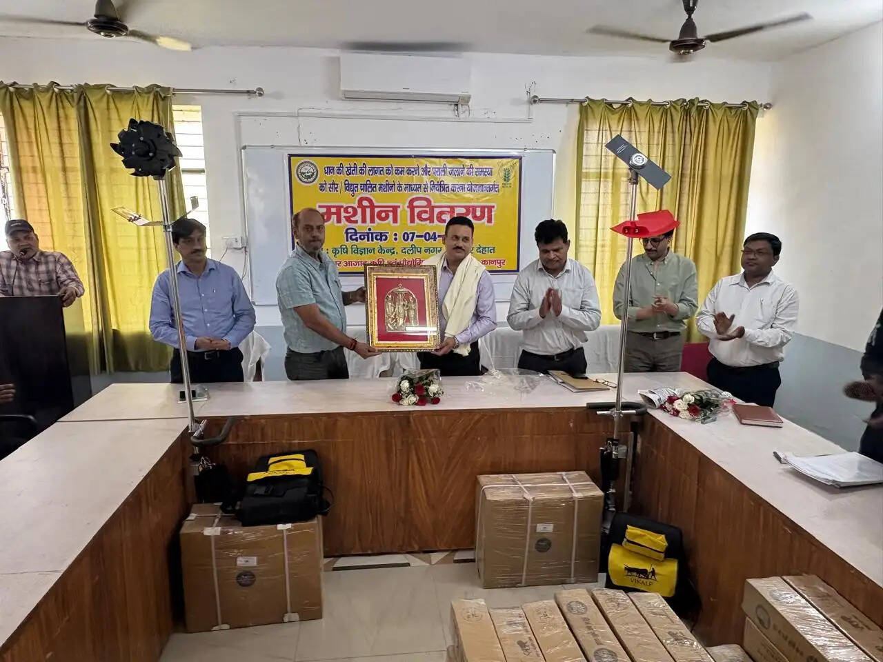 पराली प्रबंधन के लिए किसानों को मिली बैटरी मशीनें, लागत घटाने पर जोर : डॉ. वी.के. त्रिपाठी