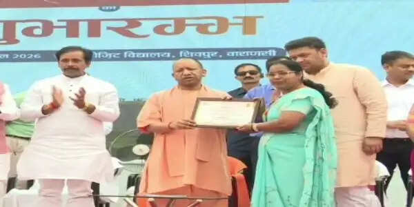 मुख्यमंत्री योगी आदित्यनाथ ने स्कूल चलो अभियान 2026 का किया शुभारंभ, शैक्षणिक सामग्री बांटी