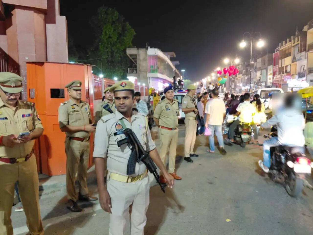 त्योहारों को लेकर पुलिस अलर्ट, एसएसपी ने गोरखनाथ क्षेत्र में किया पैदल गश्त
