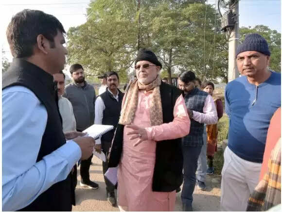 वित्त मंत्री सुरेश खन्ना ने जाेन आठ पर देखी सफाई व्यवस्था की जमीनी हकीकत