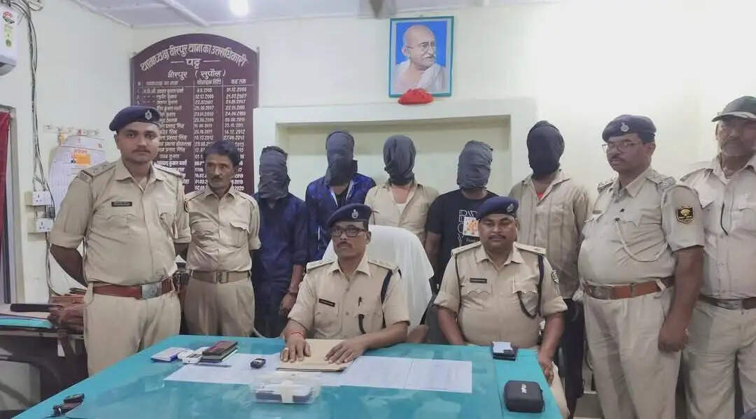 चोरी की बाइक और दो मोबाइल के साथ पांच आरोपी गिरफ्तार