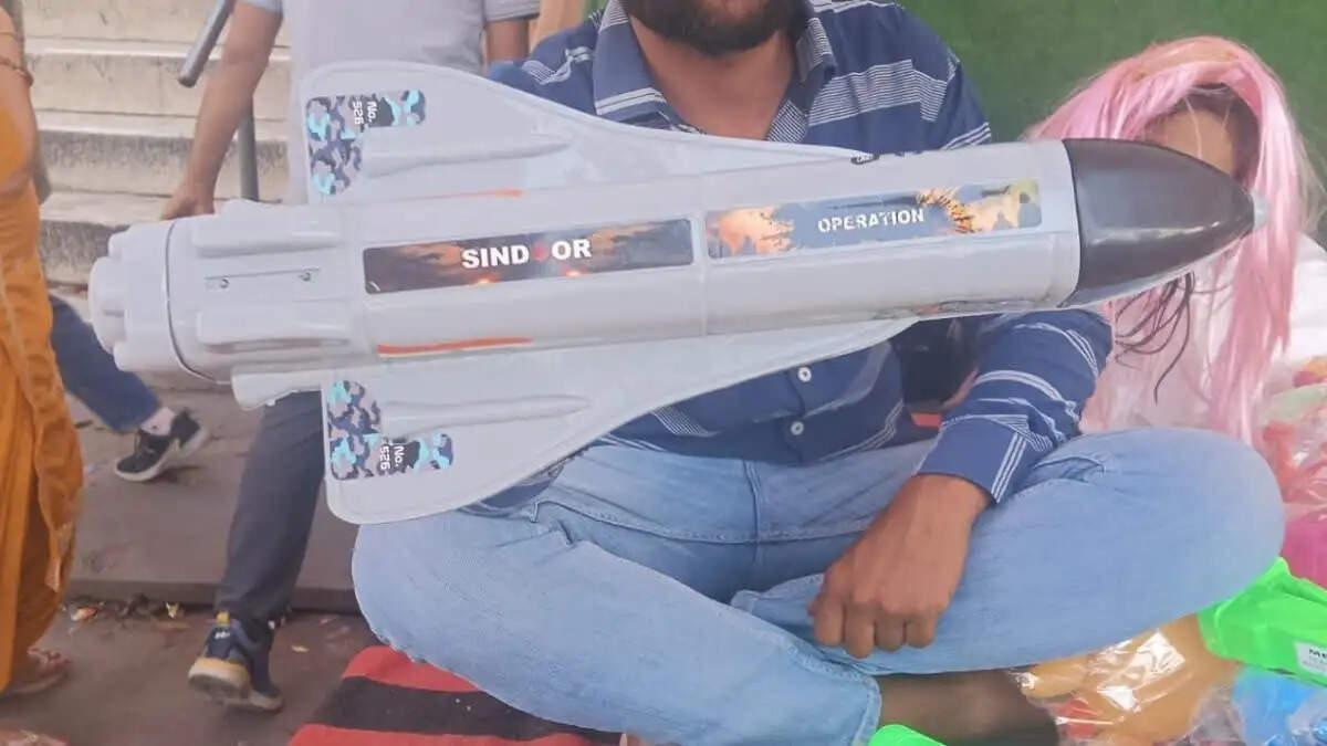 हाईटेक हुई जयपुर की होली: बाजारों में मिसाइल और एके-47 पिचकारियों की धूम