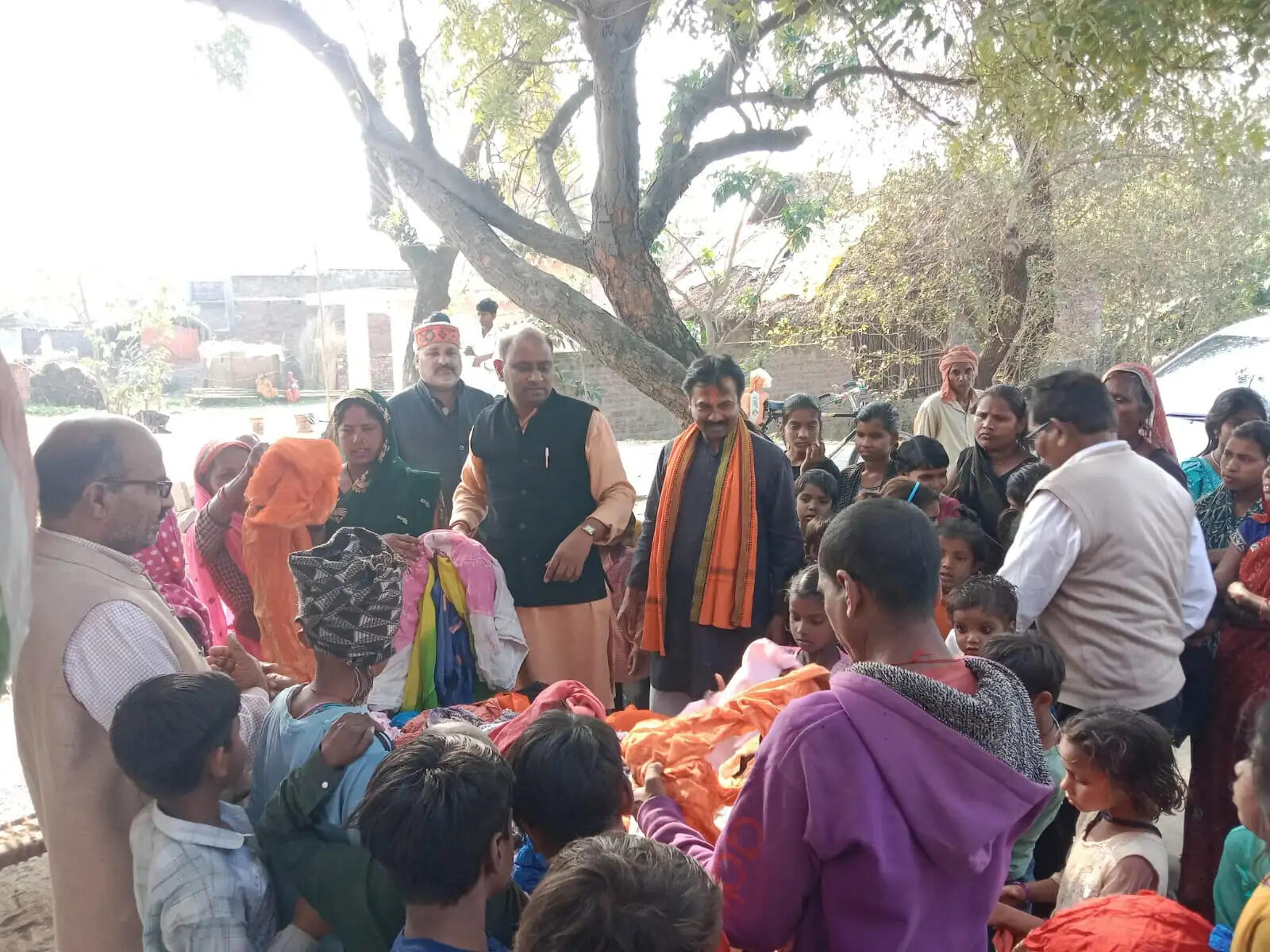 राष्ट्रीय जागरण मंच के कार्यकर्ताओं ने गरीबों को दी सहायता