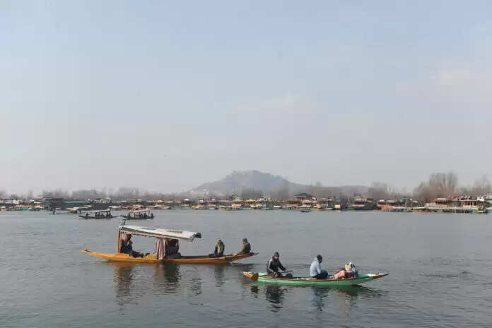 कश्मीर में बारिश, बर्फबारी की संभावना; रात का तापमान सामान्य से ऊपर