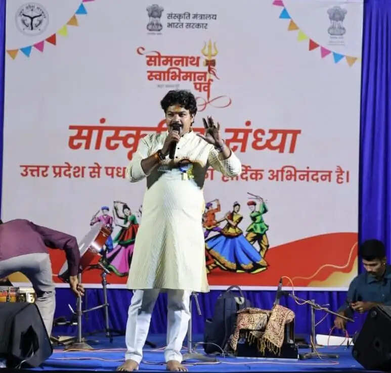 सोमनाथ स्वाभिमान पर्व यात्रा में युवा कवि गोपाल पांडेय ने किया काव्य पाठ