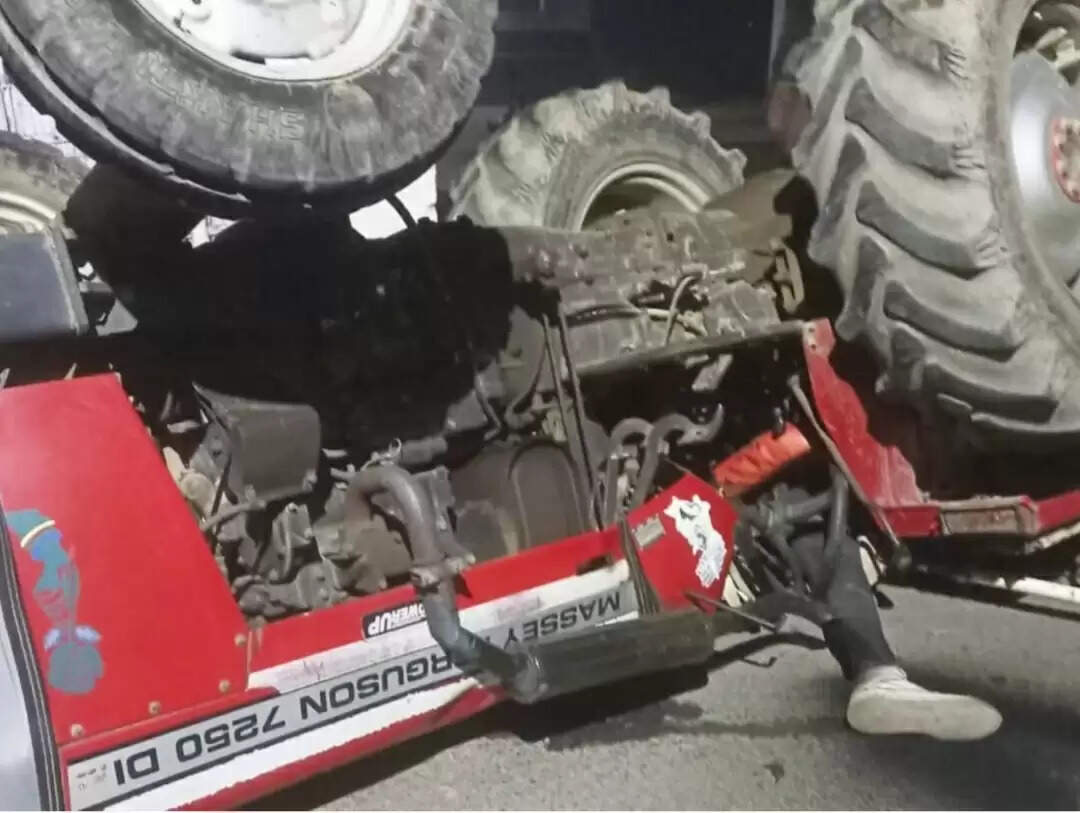 ट्रैक्टर से दबकर दो युवक की मौत