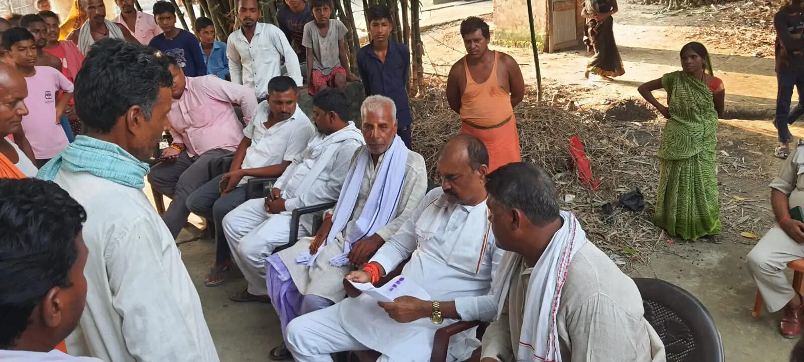 जनता के बीच पहुंचे वाल्मीकिनगर विधायक, समस्याओं के समाधान का दिया भरोसा