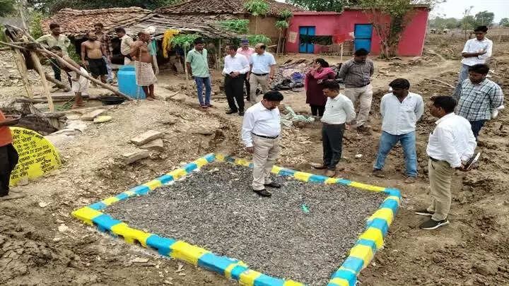 सागरः संभागायुक्त पहुंचे ग्राम आनू, खेत-तालाब और खकरी कार्य का लिया जायजा