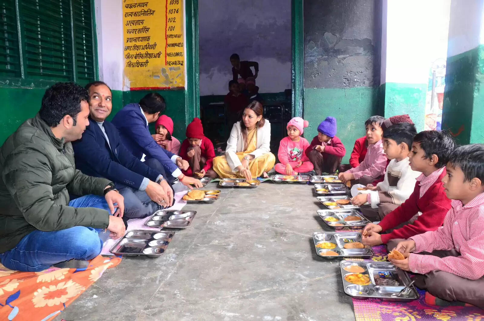 डीएम बागपत ने बच्चों संग जमीन पर बैठक कर किया भोजन