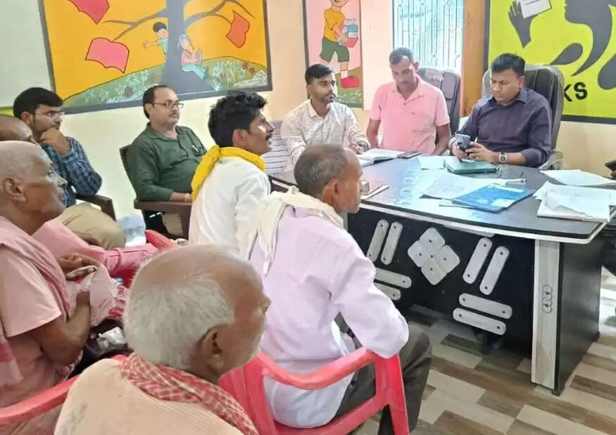 वाराणसी में फॉर्मर रजिस्ट्री कैम्प का डिप्टी डायरेक्टर एग्रीकल्चर ने निरीक्षण