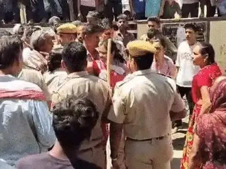 एंबुलेंस में शव रख प्रदर्शन, मुआवजे की मांग पर हंगामा