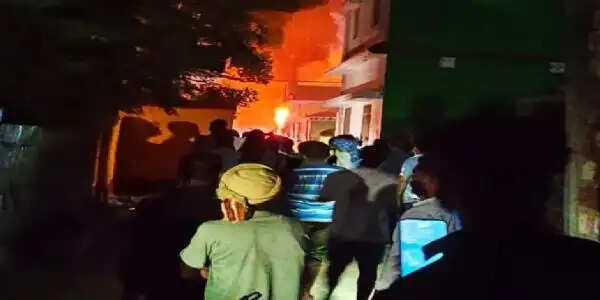 सुपौल में भीषण अग्निकांड: गैस सिलेंडर विस्फोट से तीन घर राख