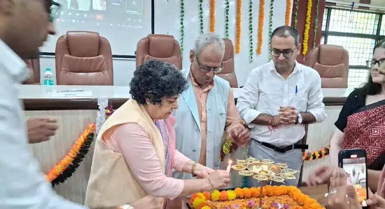 हिंदी आत्मसम्मान की भाषा, विज्ञान-साहित्य के समन्वय से मजबूत होगी भारत की ज्ञान परंपरा