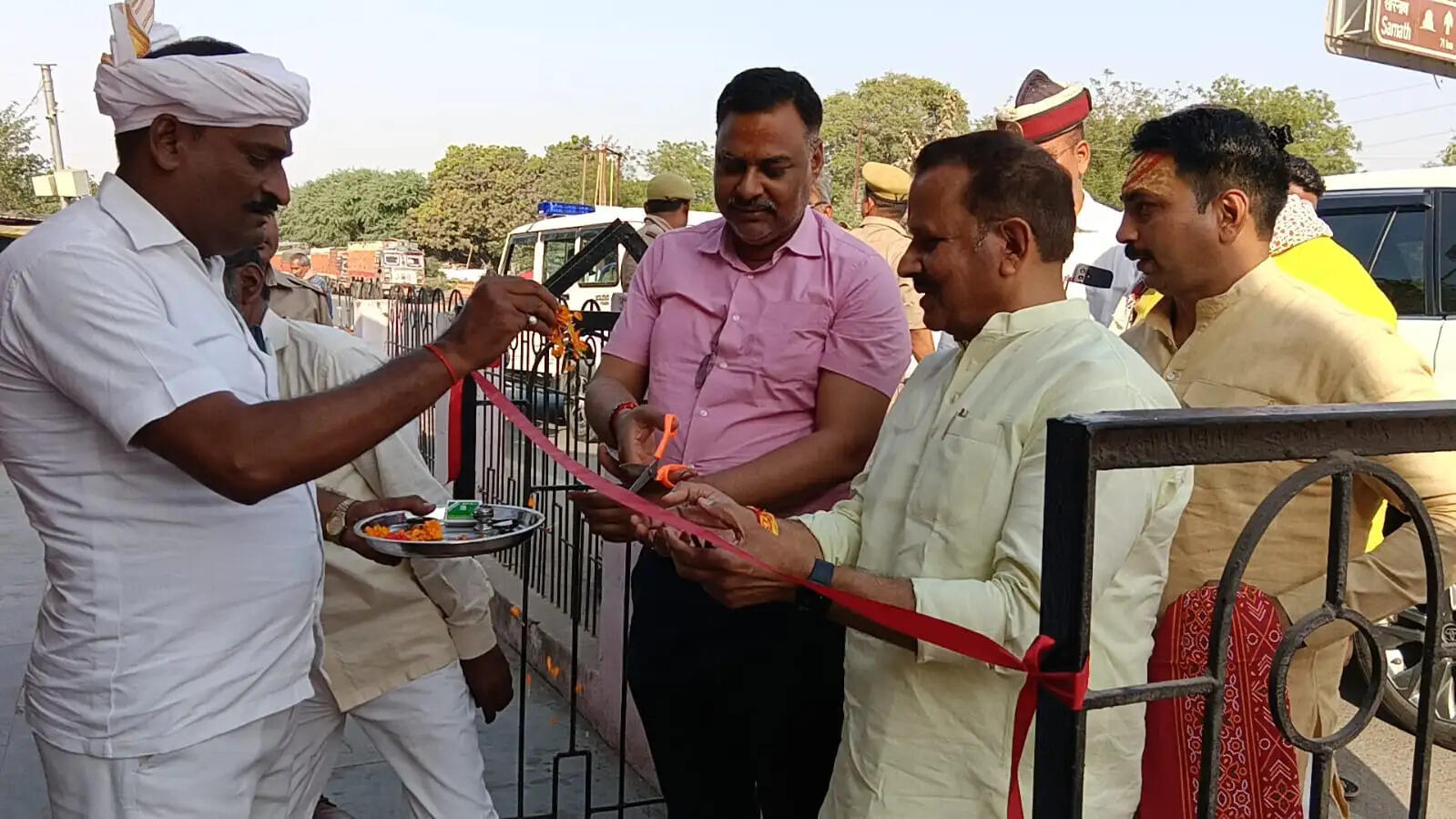 चैत्र नवरात्र के पहले दिन डीएम ने भंडारे का प्रसाद बांटा