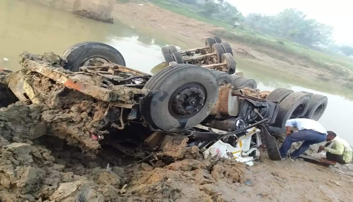 भिंडः गिट्टी से भरा ट्राला पुल की रेलिंग तोड़ क्वांरी नदी में गिरा, चालक-परिचालक की मौत
