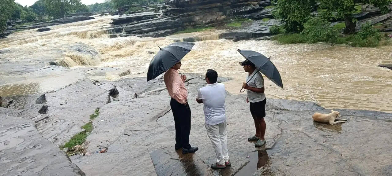 मीरजापुर के बिल्ढम फाल में लापता क्लर्क का दूसरे दिन भी नहीं मिला सुराग, तेज बहाव से राहत अभियान प्रभावित