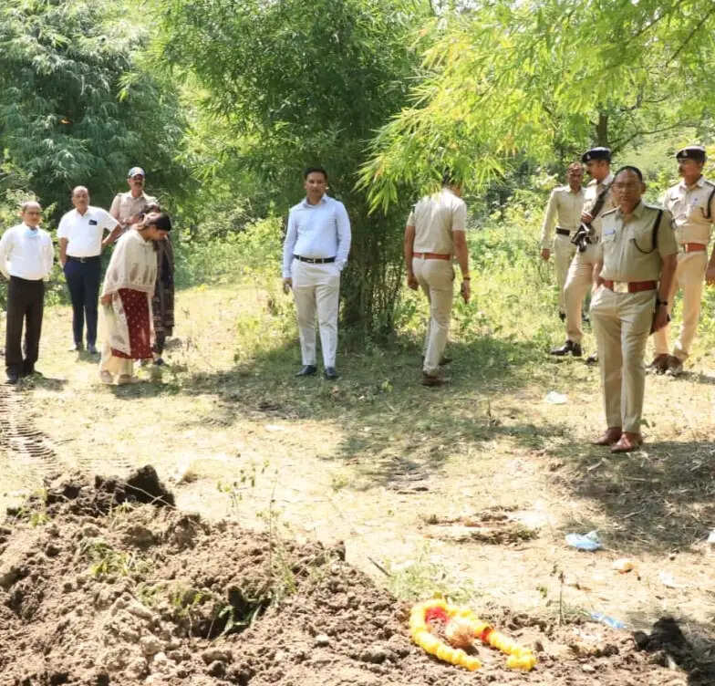 झाबुआ: पुलिस एवं वन विभागीय अमले पर भड़के कलेक्टर, कहा गौहत्या जैसी गंभीर घटनाओं में लापरवाही स्वीकार नहीं