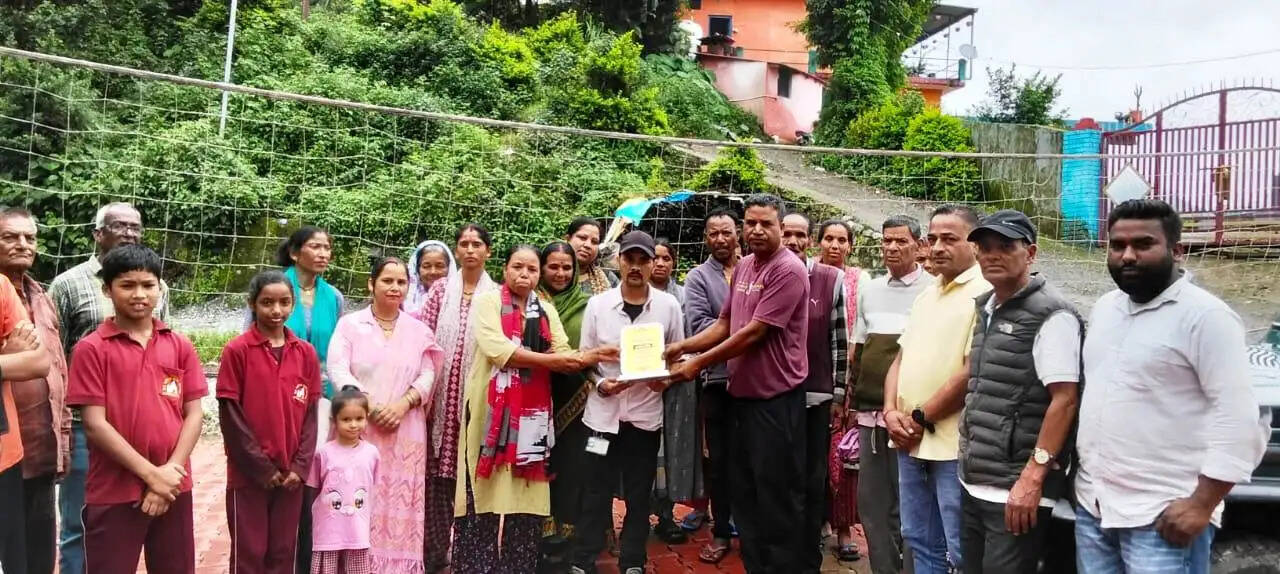 बेलुवाखान में 13 फुट लंबा अजगर पकड़ा, जंगल में छोड़ा
